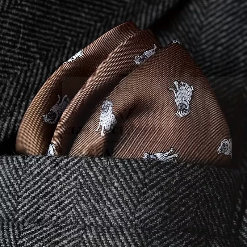 Exkluzív díszzsebkendő - Barna mintás Exkluzív díszzsebkendő - Barna mintás