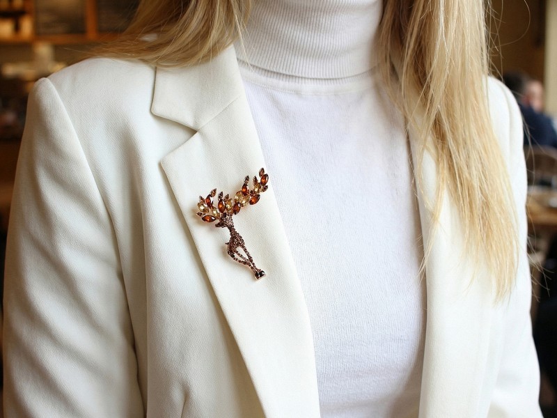 Bross csiszolt kövekkel szarvas kitűző Kitűzők, Brossok
