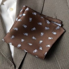                     Exkluzív jaquard díszzsebkendő - Barna mintás Diszzsebkendő
